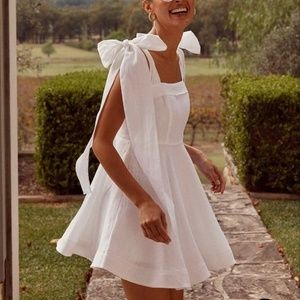 DISSH AISLE WHITE LINEN BOW MINI DRESS